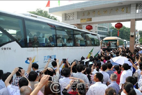 6月5日，安徽六安毛坦廠中學(xué)的近7000名復(fù)讀生及外地考生將回到戶籍所在地參加高考。32輛滿載考生的大巴車(chē)從學(xué)校開(kāi)出，萬(wàn)余民眾夾道歡送。