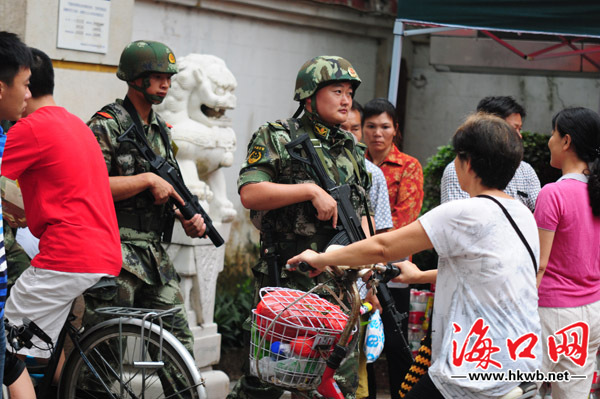 2014年高考現(xiàn)場直擊：武警持槍執(zhí)勤 護航高考