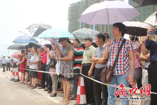 海口一中考点:语文开考突降大雨 陪考家长拍手称快