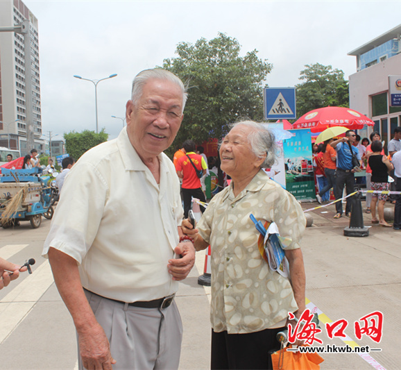 海口一中考点:语文开考突降大雨 陪考家长拍手称快