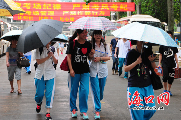 海南中學(xué)考點(diǎn)，英語考完時(shí)下起了小雨考生打傘走出考場(chǎng)。 (1)