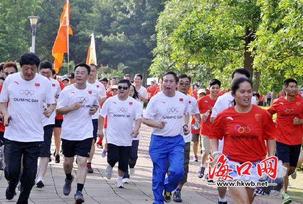 海口举行奥林匹克日长跑活动 2500人长跑3000米