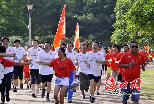 海口举行奥林匹克日长跑活动 2500人长跑3000米