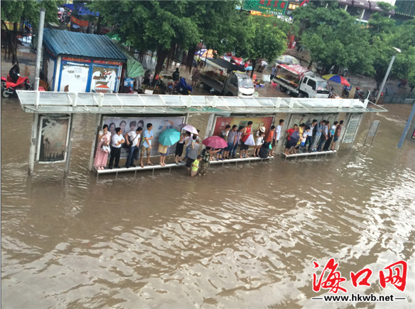 海口遭强降雨突袭 中国城等路段成"水上威尼斯"