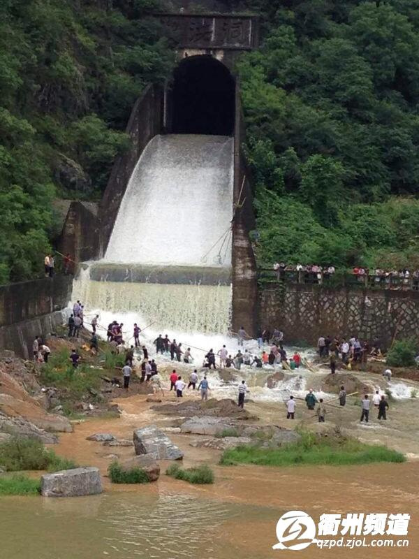 由于本市近几日的强降雨天气，铜山源水库的水容量在达到固定的水位之后，进行了自动泄洪。