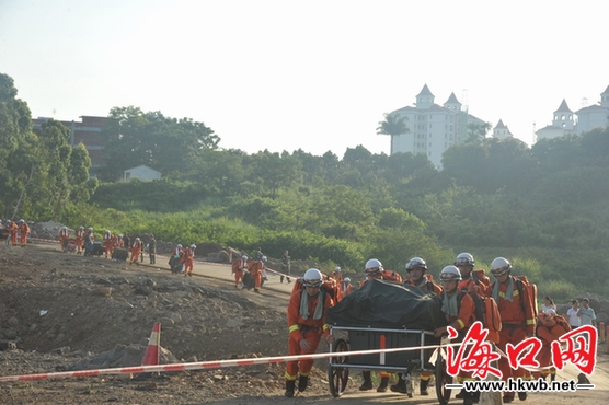 消防官兵趕赴“地震區(qū)”