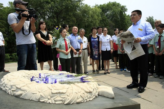 2014年7月1日，辽宁抚顺，陈光标在雷锋墓前祭献纽约时报。