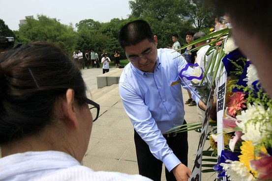 2014年7月1日，辽宁抚顺，陈光标在雷锋墓前敬献花篮。