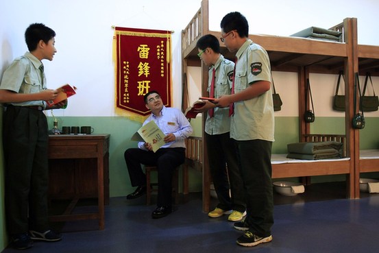 2014年7月1日，辽宁抚顺，陈光标在雷锋班与雷锋班的同学们交流。