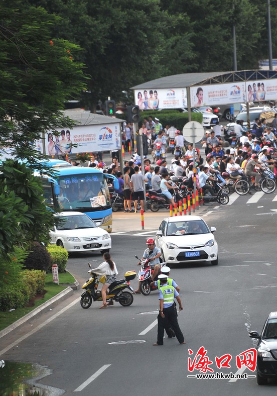 2名交警正在劝阻