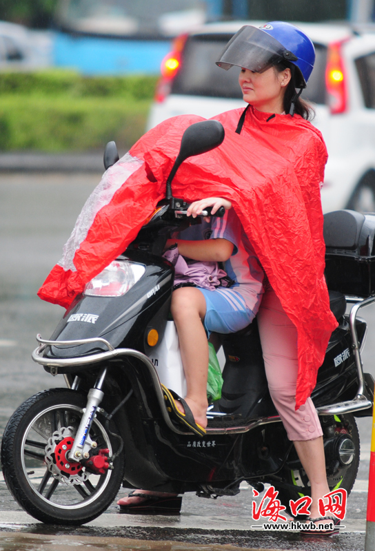 風雨中的母子情。