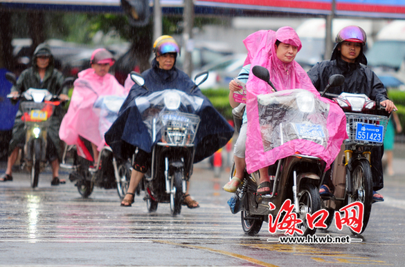 行人冒雨前行。