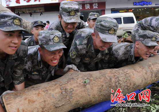 21日下午，在國貿大道，一群剛軍校畢業(yè)的準“排長”在清理倒下樹木。