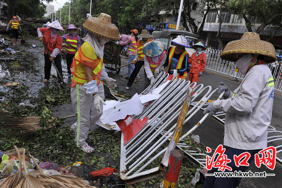 21上午，和平南路，環(huán)衛(wèi)工人加班加點清理垃圾。