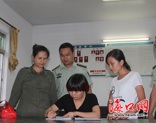 陈小燕代表援助小组与符琼玉签订资助协议