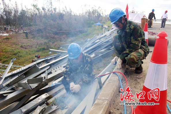 广东外援抢修人员在切割铁塔构件