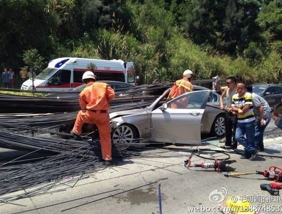 寶馬追尾貨車(chē)百根鋼筋穿透車(chē)身 造成重大傷亡