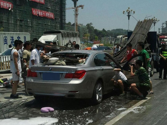 寶馬追尾貨車(chē)百根鋼筋穿透車(chē)身 造成重大傷亡