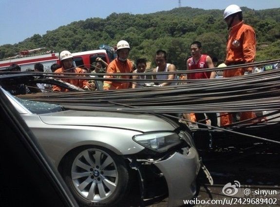 寶馬追尾貨車百根鋼筋穿透車身 造成重大傷亡