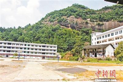 湖南恩施“釘子戶”占據(jù)校園56年 近期將遷出