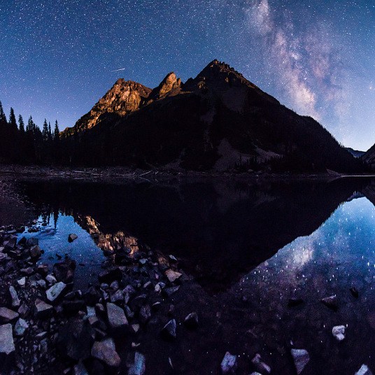 　　这是在科罗拉多州，阿斯彭， Maroon Bells 与Pyramid Peak附近，火山口湖上拍摄到的银河系景象。