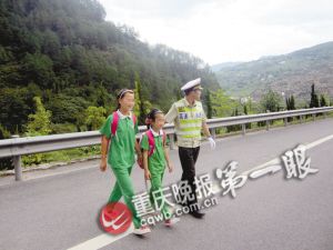 　　▲執(zhí)法人員護送兩名學(xué)生通過高速公路