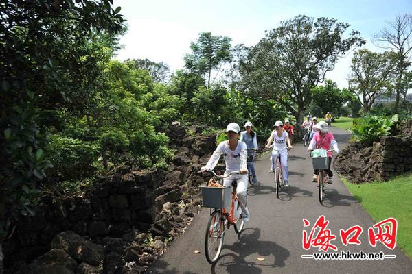 30日,一群相约而来的游客，在琼山生态文明村休闲旅游。