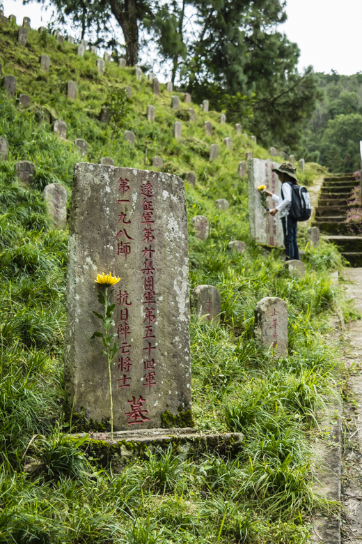 6歲女孩游歷抗戰(zhàn)紀(jì)念地照片走紅網(wǎng)絡(luò)（圖）