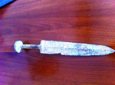 11岁男孩河边洗手发现三千年前古青铜剑(图)