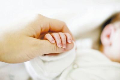 高领孕妇早产诞下850克“袖珍婴儿”