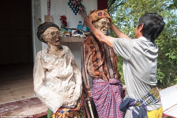 Toraja村的人每年都要将亲人的尸体从地下挖出来，给他们穿上新衣服，进行一番梳洗打扮。