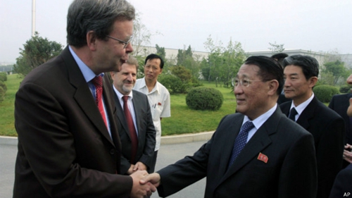 姜锡柱启程访问欧洲，在平壤机场接受德国驻朝鲜大使送行。