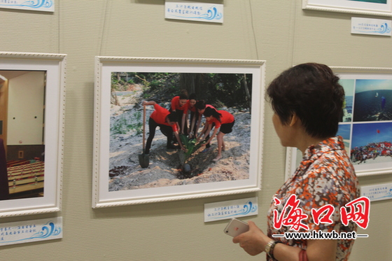 前来欣赏摄影和书画作品的市民络绎不绝