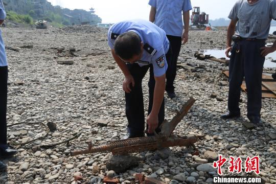 湖南辰溪渔民从河里网捞出日制重机枪