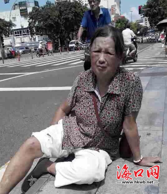 路上金属“疙瘩”绊摔七旬老太