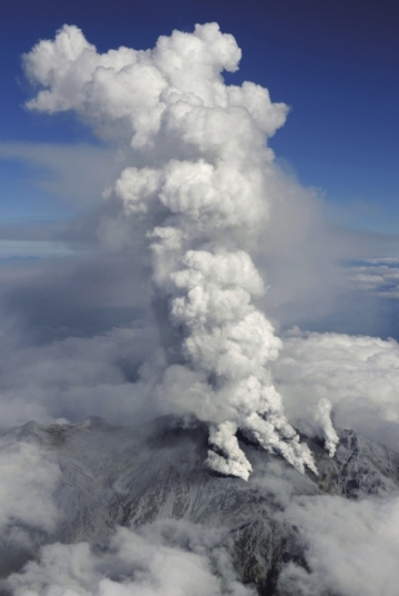 日本御岳山火山喷发致33人失踪42人受伤
