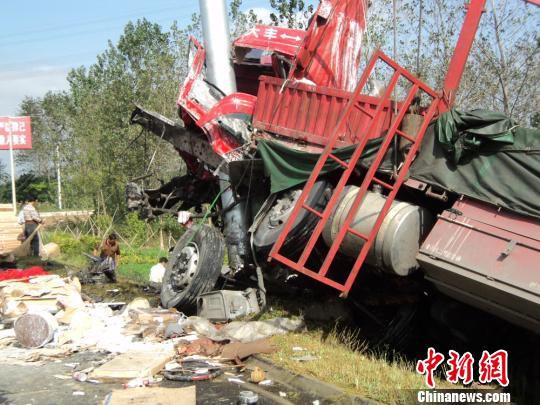 江苏大丰一货车撞上公路标志杆 驾驶员当场死亡