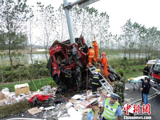 江苏大丰一货车撞上公路标志杆 驾驶员当场死亡