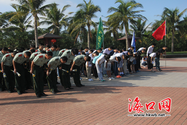 向烈士紀(jì)念碑深深三鞠躬