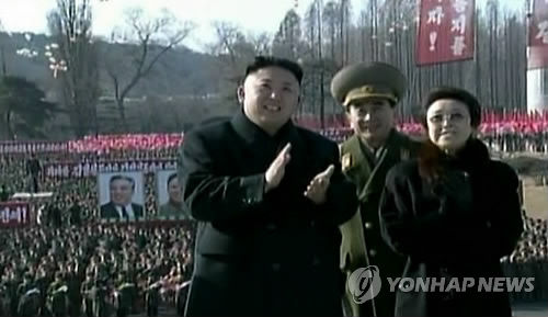 　　资料图片：金敬姬（右一）在今年5月19日朝鲜中央电视台播出的纪录片《白头山大国的全盛期》中露脸（韩联社）