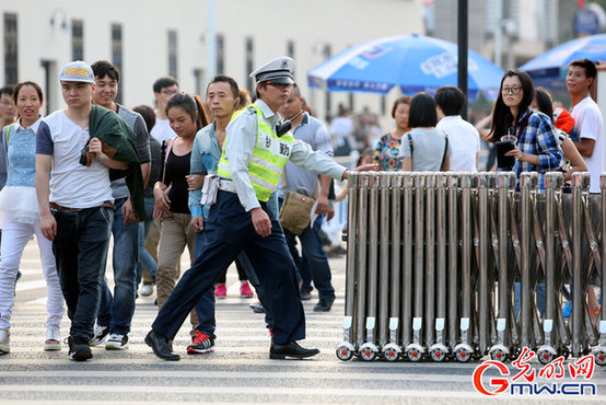 杭州：人行道上拉闸门