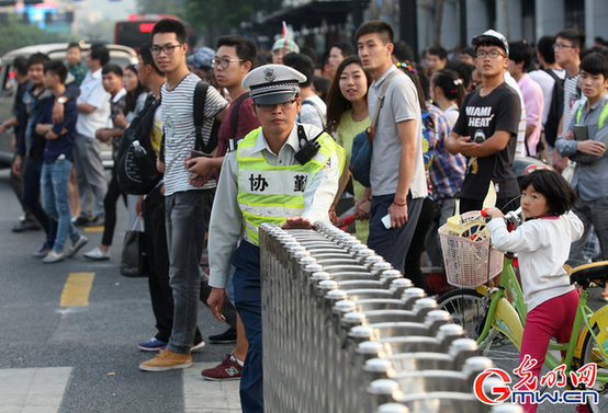 杭州：人行道上拉闸门