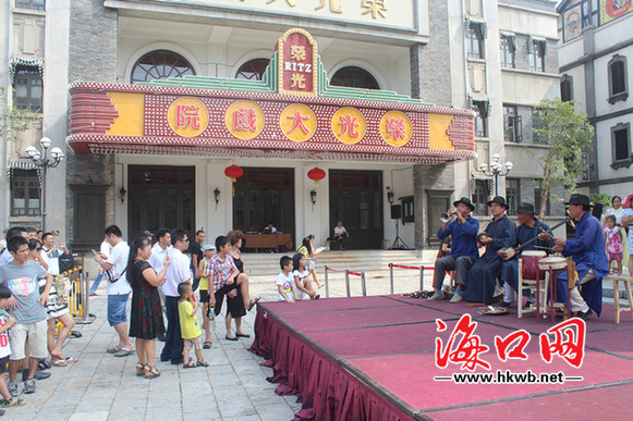 “榮光大戲院”旁民間藝人正在表演