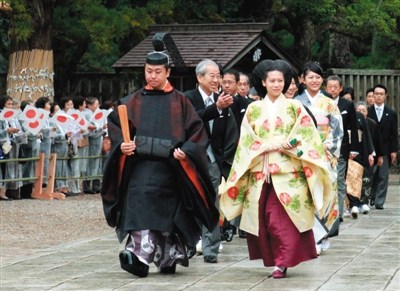 日本天皇侄孙女嫁平民失皇室身份婚后与公婆同住