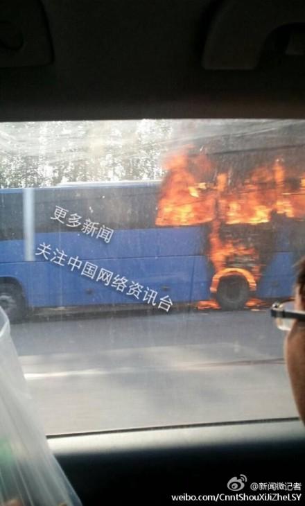 京港澳河南段客车起大火 浓烟滚滚伤亡不详(图)