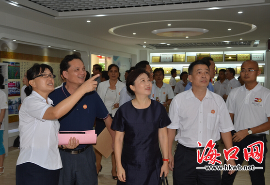 海口实验中学校长林茵茵介绍学校历史