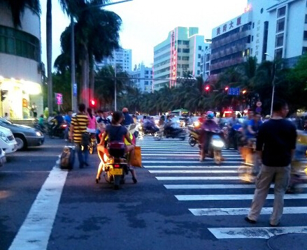 文明東路和白龍南路才常?？吹叫腥撕碗妱?dòng)車闖紅燈，秩序混亂