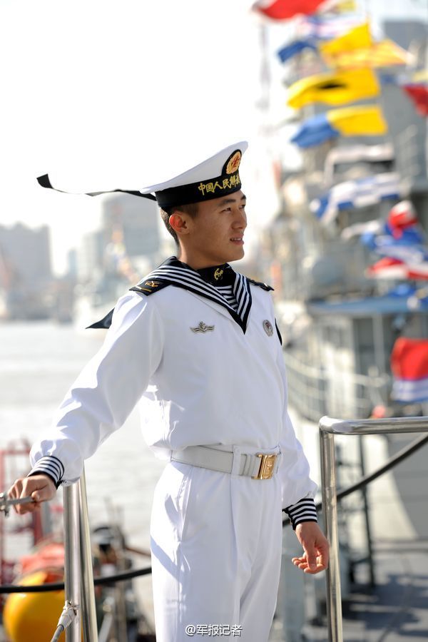 海军男初级士官正式换着水兵服 大檐帽等停止穿用