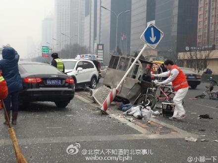 北京永安里路口西向东发生交通事故男子当场死亡