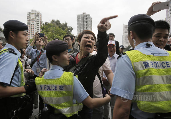 香港警方拘捕反内地旅客示威者